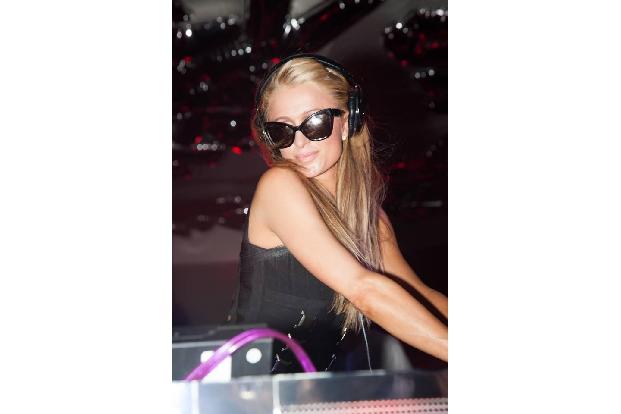 ...man schon öfter als DJane gesehen hat, ist Paris Hilton, die sich sogar ein eigenes, sündhaft teures Studio einrichten li...