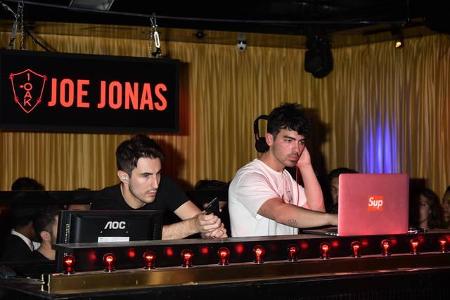 ...ist da schon das Talent von Joe Jonas hinter den Decks, denn eigentlich war es nur ein kleiner Scherz, der den Popstar un...