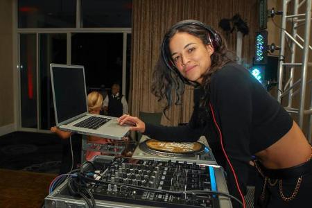 ...ist sie in bester Gesellschaft. Auch Schauspielerin Michelle Rodríguez legt gerne mal in Beverly Hills und Umgebung auf. ...