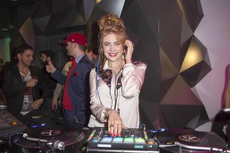 ...dürfte da Palina Rojinski aka Palina Power vertreten, die in der Clubhauptstadt gerne ihre Sets, die von Hip-Hop oder Ele...