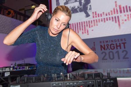 ...im DJ-Business ist hingegen Giulia Siegel. Schon als Teenager versuchte sich das Model hinter den Turntabels und ist mitt...