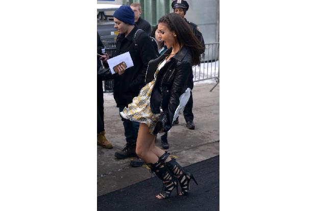 ...ging es bei Victoria Justice fast nach hinten los, denn ihren Hintern hätte sie dank einer leichten Brise beinahe entblöß...