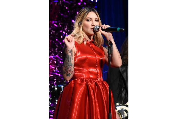 ...Popsängerin Julia Michaels auf der Veranstaltung und trällerte ihre beiden Hits 'Issues' und 'Heaven' in das Mikrophon. B...