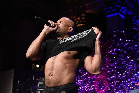 Darryl 'D.M.C' McDaniels riss sich bei seinem Auftritt beinahe die Kleider vom Leib. Für den die gute Sache zeigt man eben g...