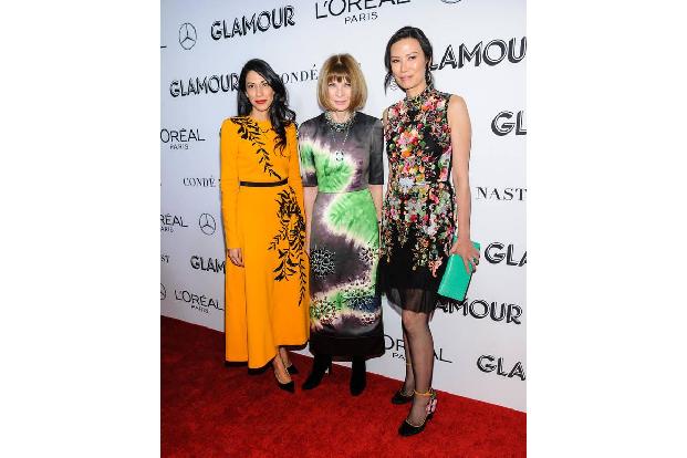 Politikerin Huma Abedin, 'Vogue'-Chefredakteurin Anna Wintour und Unternehmerin Wendi Deng posieren gemeinsam auf dem roten ...