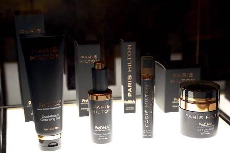 ...Beauty-Linie übrigens ohne ihre Erfinderin aus: Klassisch in elegantem Schwarz gehalten erinnern die Produkte an die 'Gén...