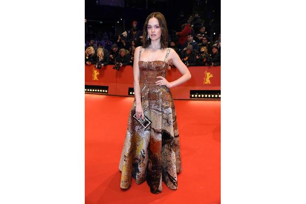 …schick gekleidet schritt 'Charité'-Darstellerin Emilia Schüle über den Berlinale-Teppich und bewies mit ihrer Kleiderwahl v...