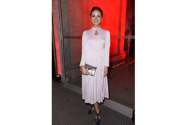 …Janina Uhse schmiss sich für die Filmfestspiele in der deutschen Hauptstadt in ein seidiges, weißes Kleid. TV-Beauty…