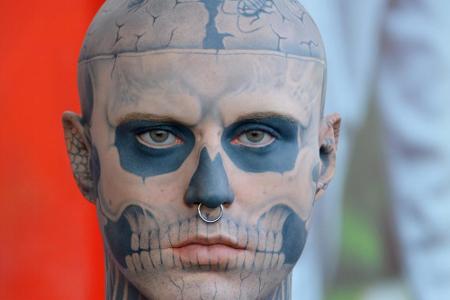 Rick Genest ließ seinen gesamten Körper mit dem Motiv einer Leiche tätowieren. Dies verschaffte ihm den Namen Zombie Boy, un...