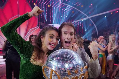 Komiker Ingolf Lück gewinnt die Trophäe 2018 in der elften Staffel. Auch er kann mit Ekaterina Leonova an der Seite triumphi...