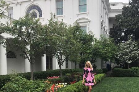So sieht es also im Garten des Weißen Hauses aus. Perfekt gemäht, ein paar hübsche Rosen und mittendrin in perfekter Pose: T...