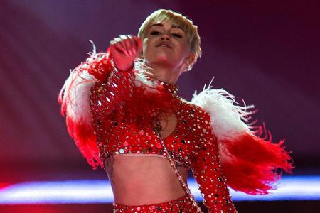 Als Sängerin ist Cyrus zwar weiter äußerst erfolgreich. Von sich reden machte sie aber lange vor allem mit offenherzigen Auf...