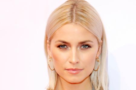 Lena Gercke schickt Grüße aus dem Bett