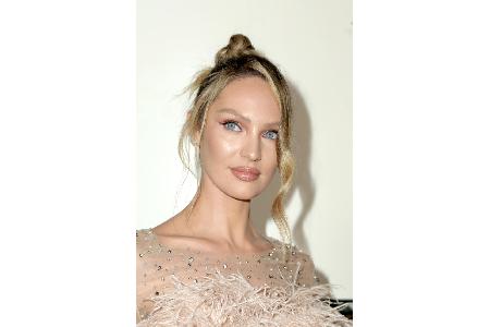 LOS ANGELES - NOV 15 Candice Swanepoel at the REVOLVEawards...