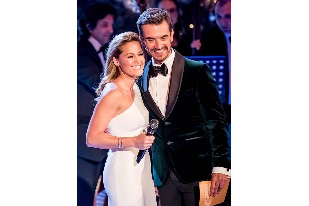 ...auch Deutschlands Schlager-Paar Florian Silbereisen und Helene Fischer. Als absoluten Liebesbeweis ließ der Sänger sich s...