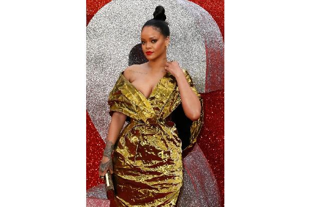 Sängerin Rihanna ging direkt noch einen Schritt weiter. Sie schwor nicht nur dem Diät-Wahnsinn ab und zeigt sich deutlich ku...