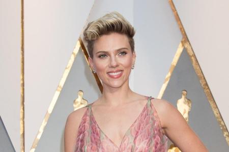 Scarlett Johansson (32, 