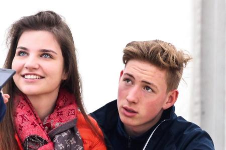 David Schumacher US Racing sitzt mit seiner Freundin Vivien ...