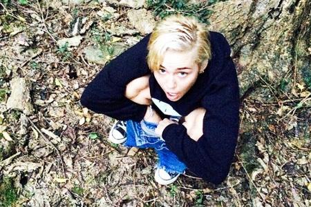 Zeigt dieses Bild tatsächlich Miley Cyrus beim Pinkeln?!