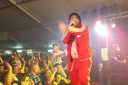 Roter Trainingsanzug und eine stattliche Plauze - das sind die Markenzeichen von Ikke Hüftgold. 2012 gewann er den Ballerman...