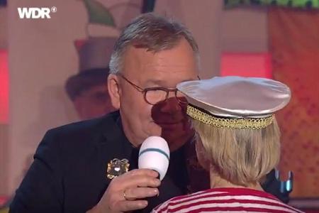 Zwischen Bernd Stelter und einer Frau aus dem Publikum kam es bei einer Karnevalssitzung zum Eklat. Auslöser war ein Witz üb...