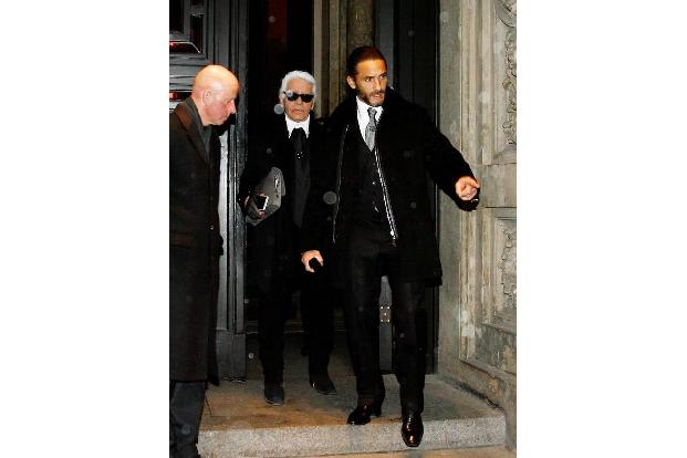 ...als Assistent des Mode-Designers angestellt. Und weil König Karl natürlich ein Auge für alles Schöne hat, wurde der Assis...