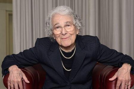 Nach einer kurzen Krankheit verstarb die Buchautorin Judith Kerr am 22. Mai im Alter von 95 Jahren. 1933 floh sie aus Deutsc...