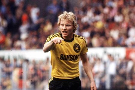 Auch der legendäre Fußballer Manni Burgsmüller ging dieses Jahr von uns. Die Stürmer-Legende ist am 18. Mai im Alter von 69 ...