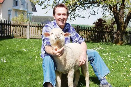 In Schwaben lebt und arbeitet Bauer Bernhard (53). Auf seinem Hof kümmert er sich um Schweine, Schafe und Hühner und baut Zu...