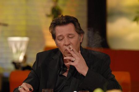 4 Jan Fedder rauchen 2007_imago images_Horst Galuschka.jpg