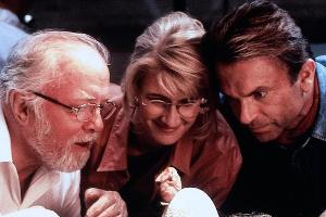 Vor ziemlich genau 22 Jahren sahen Sam Neill, Laura Dern und der verstorbene Sir Richard Attenborough (1923-2014) erstmals d...