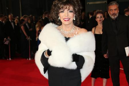 Für Schwarz-Weiß entschied sich Joan Collins, die glamourös wie eh und je auf dem roten Teppich glänzte.