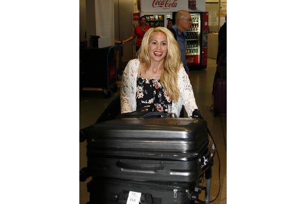 Die Freude steht ihr in Großbuchstaben ins Gesicht geschrieben! Angelina Heger strahlt bei ihrer Ankunft am Berliner Flughaf...