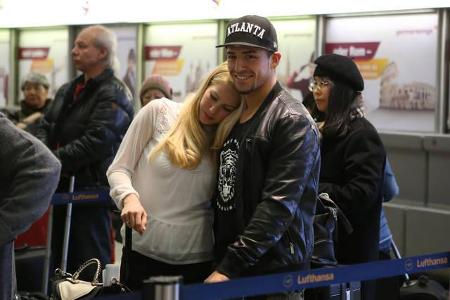 ...viel zu lange auf ihren Liebsten verzichten. Am 11. Januar verabschiedete sich die blonde TV-Beauty in Berlin in rührende...