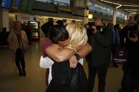 ....drückt der 26-Jährige sein Herzblatt an sich. 