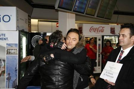 ...Brust drücken zu dürfen - dicker Schmatzer inklusive. Nur einer wartet wohl vergeblich auf seine süße Begrüßung. Ganz all...