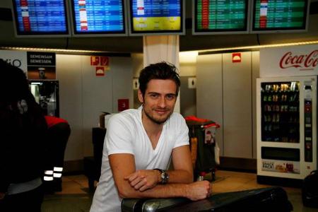 ...Jörn Schlönvoigt mit seinen Koffern in der Empfangshalle und macht einen ziemlich abgekämpften Eindruck. Ihm würde eine U...