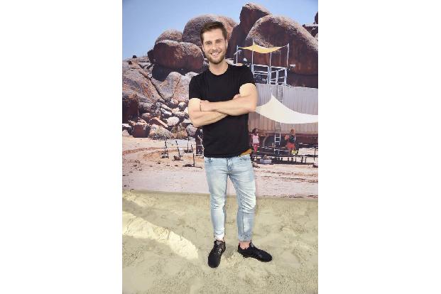 ...Moderation von Maurice Gajda mit anderen sechs Kandidaten in die Wüste von Afrika geschickt worden. Worden? Warum worden?...