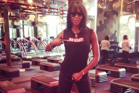 Naomi Campbell powert sich komplett aus