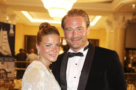 Nachdem Sänger Sasha und seine Julia bereits 2015 standesamtlich geheiratet hatten, trauten sie sich nun noch einmal auf Mal...