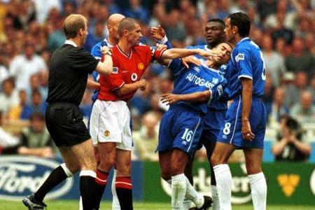 Im Supercupfinale 2000 fügt Keane seiner umfangreichen Sammlung an Platzverweisen nach seinem Wischer ins Gesicht von Robert...