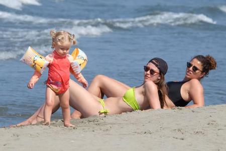 ...man solche Begleiter wie die eigenen Töchter und Freundin Sara Daniel dabei hat. Ganz entspannt beobachteten die beiden d...