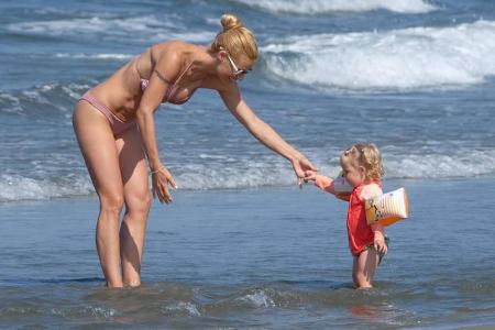 ...italienischen Meeres traut. Mit Schwimmflügel ausgestattet sollten die eigentlich für die süße Kleine kein Problem darste...