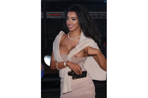 ...kleiner Fauxpas kaum zu verhindern ist. Sängerin Chloe Khan dürfte sich zumindest so ziemlich im Klaren darüber gewesen s...