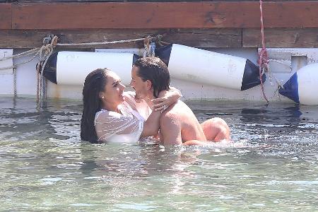 Und ab zum Knutschen in den Pool.