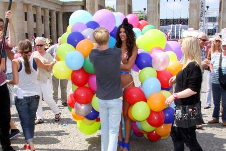 Micaela Schäfer vor dem Brandenburger Tor.