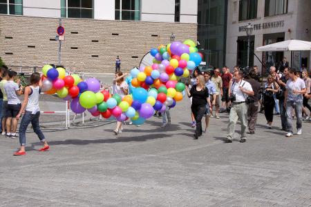 Sie posierte auch nackt im Botanischem Garten, auf dem Potsdamer Platz und in der Straßenbahnlinie M10.