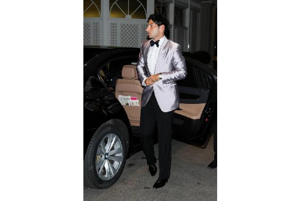 ...läuft dann schnell vor, um auch die Tür der vorgefahrenen Limousine für seine Liebste zu öffnen. Erst als Sylvie schon im...