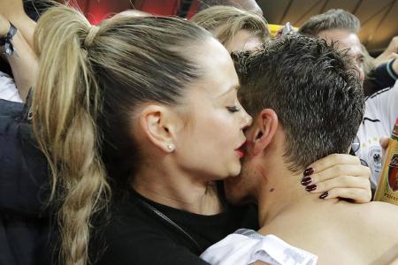 03 Mesut Mandy Imago ActionPictures imago16953273h.jpg