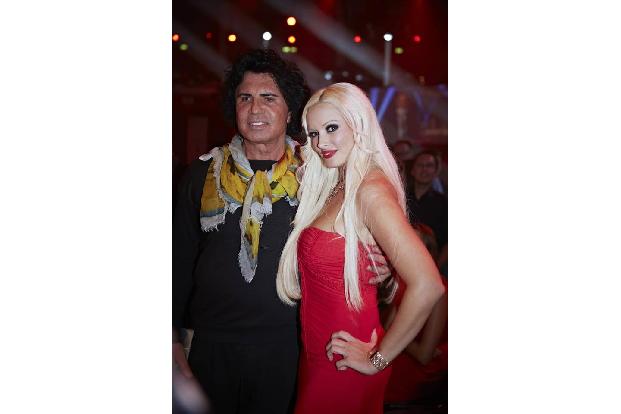 ...seine Freundin Daniela Katzenberger mit ihrem Schwiederpapa in spe - dem Schlagersänger Costa Cordalis - plaudert, muss L...